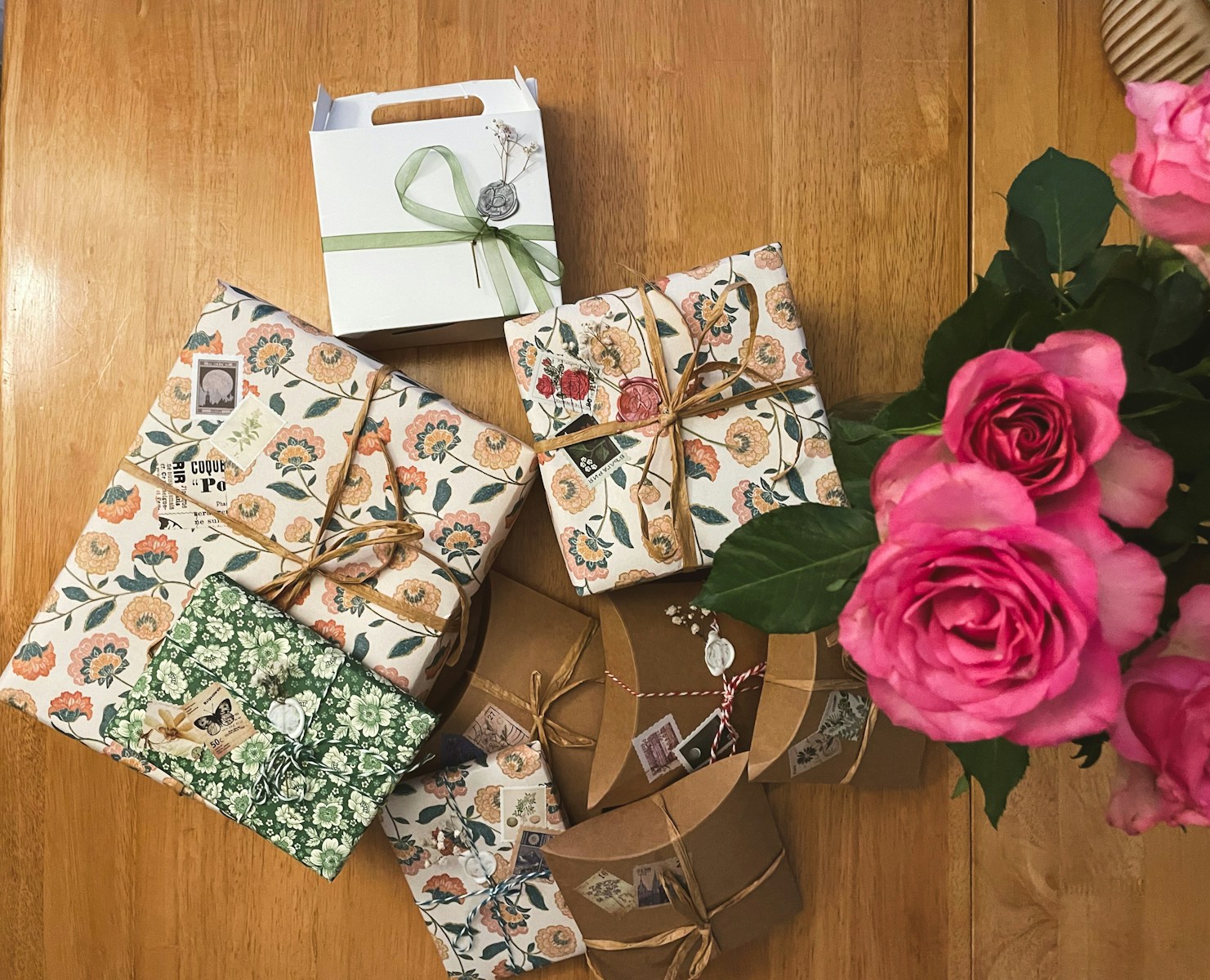 a bunch of wrapping paper sitting on top of a wooden floor