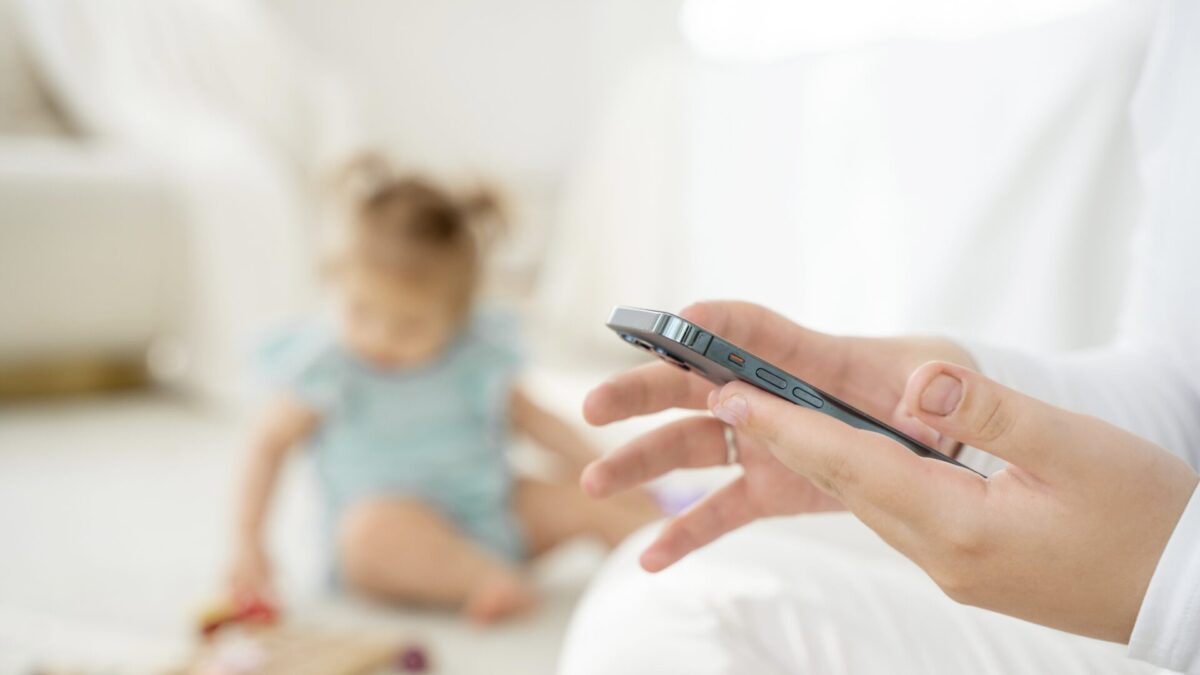 parent, child, phone, scrolling